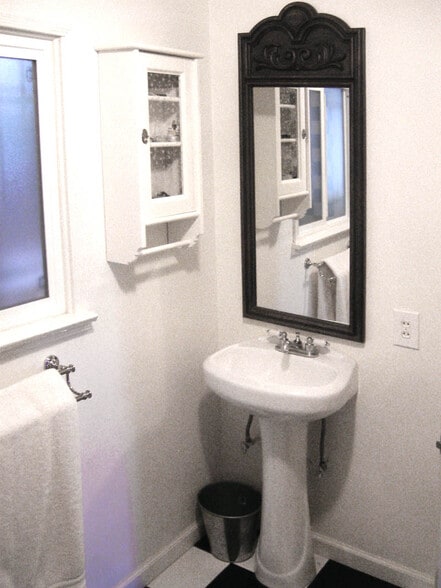 Building Photo - 6116 Fountain Ave