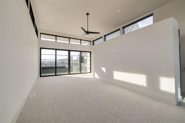 Building Photo - 1303 N Dewey Ave