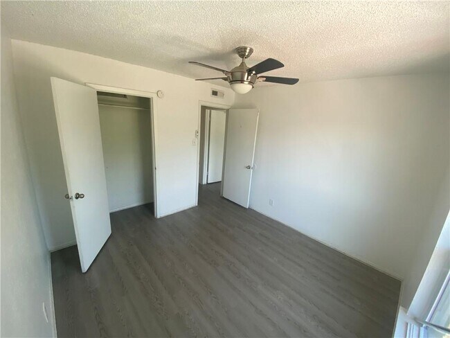 Building Photo - 2401 Manor Rd