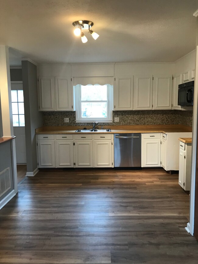 Building Photo - Simpsonville  3 Bedroom, 1.5 Bath Home Nea...