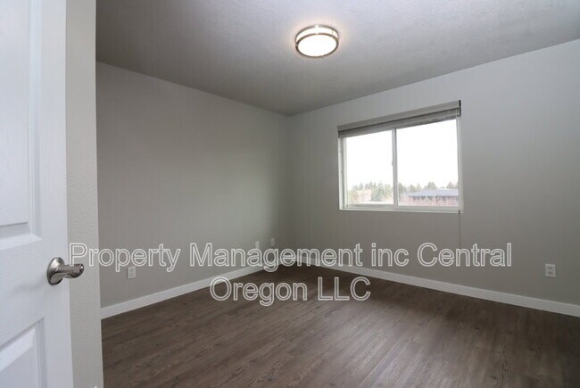 Building Photo - 1472 NE Whisper Ridge Dr