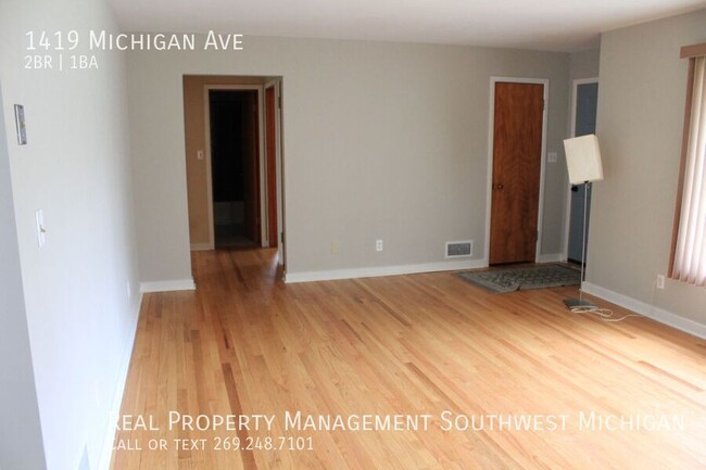 Building Photo - Newly updated 2 bedroom, 1 bath unit in St...