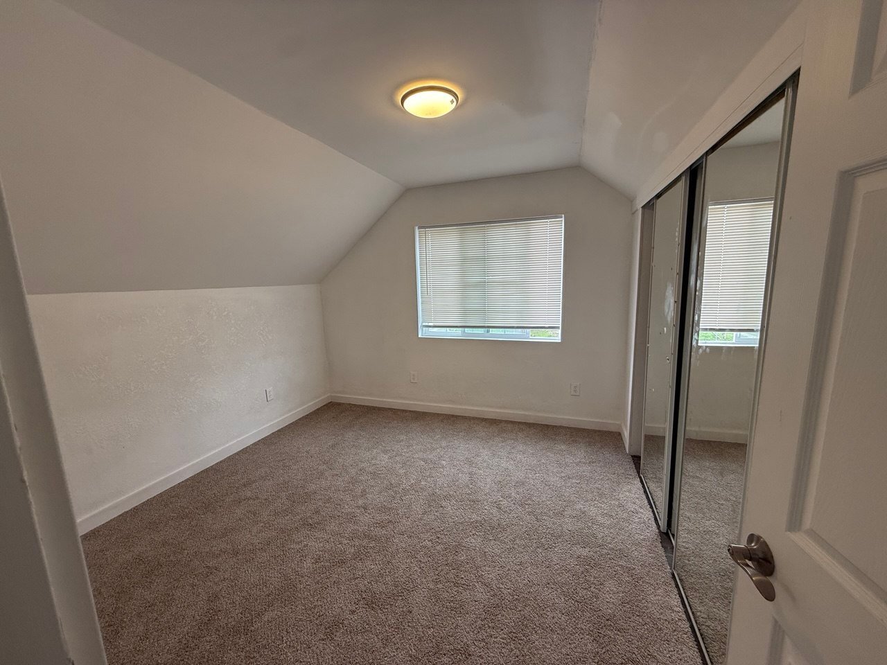 Building Photo - 1822 E Pacific Ave