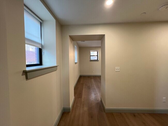 Building Photo - 160 Seabury St