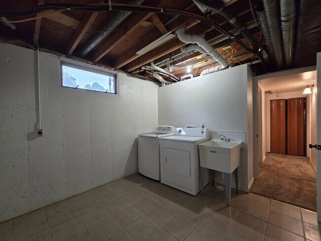 Building Photo - 3232 Poly Dr