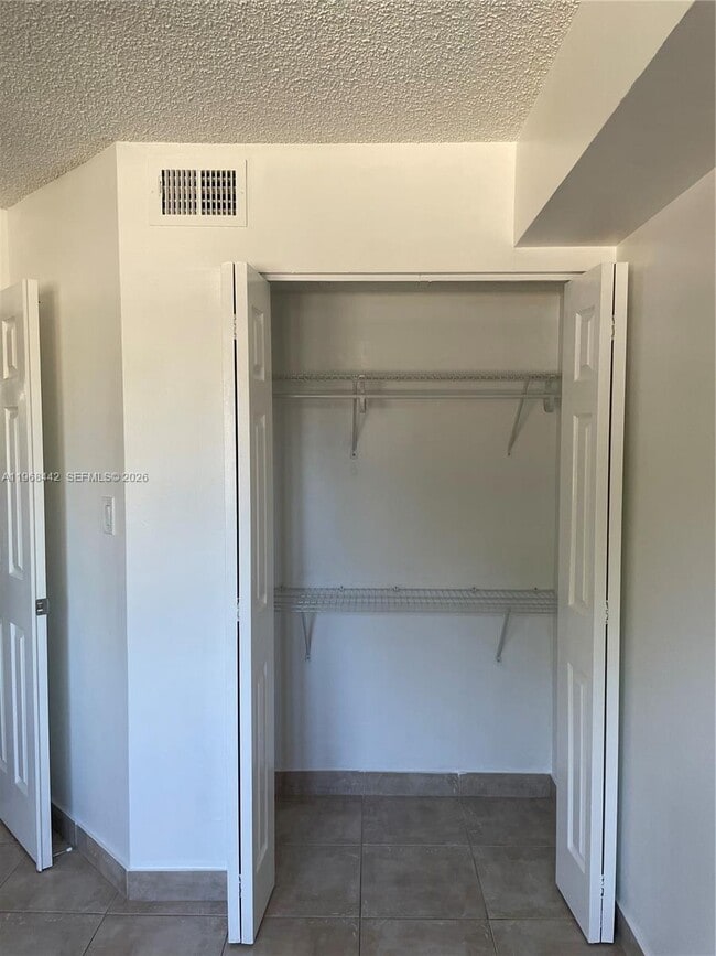 Building Photo - 570 S Park Rd