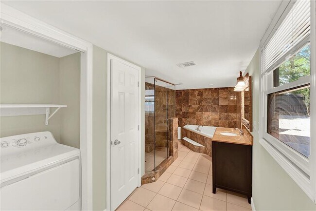 Building Photo - 910 Muirfield Dr NE