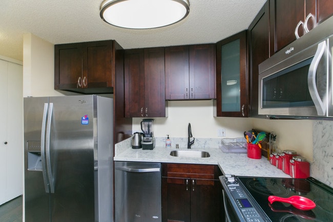 Building Photo - 411 Hobron Ln