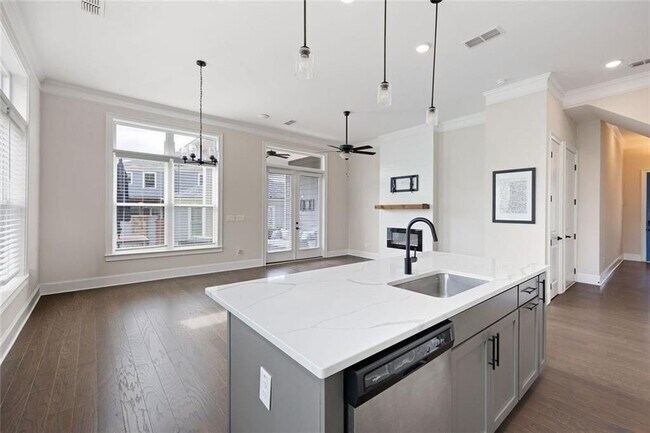 Building Photo - 109 Village Green Ave