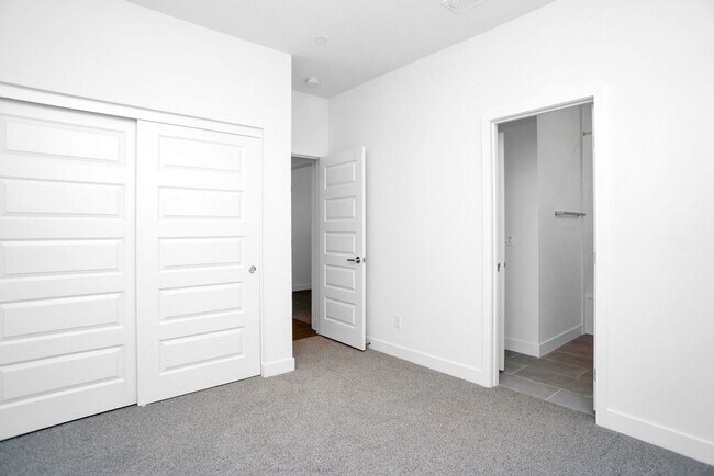 Building Photo - Gorgeous brand new townhome in 3Roots! End...