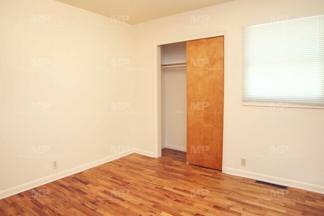 Building Photo - 1024 Glenmoor Dr