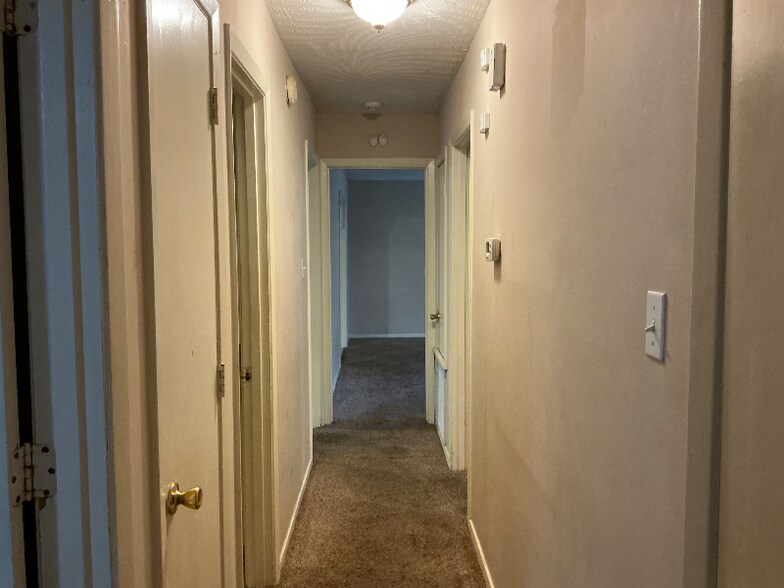 Building Photo - 402 Oakhill Cir