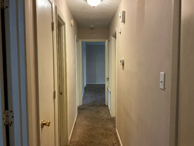 Building Photo - 402 Oakhill Cir