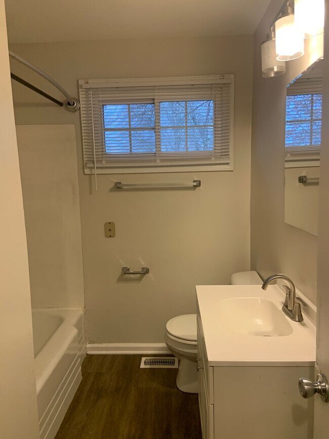 Building Photo - Renovated 3 Bedroom across from Golden Gat...