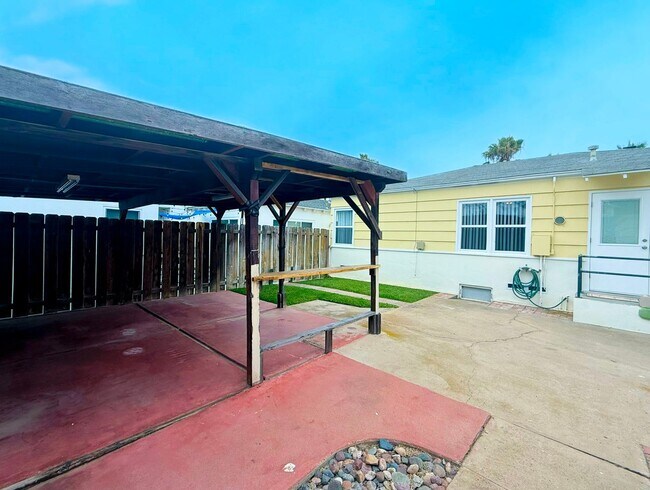 Building Photo - Beach House with Big Garage