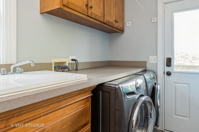 Building Photo - 2328 Simsbury Ct
