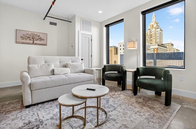 Building Photo - 400 S Main St