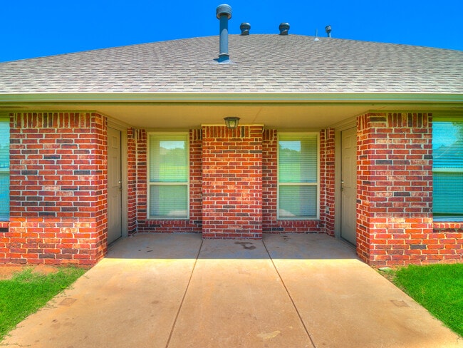 Building Photo - 15609 Traditions Dr