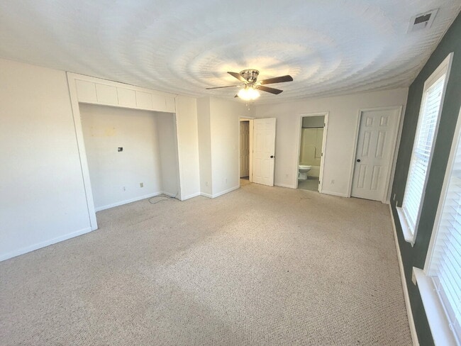 Building Photo - 3 Bedroom, 2.5 Bath Home with Open Floor Plan