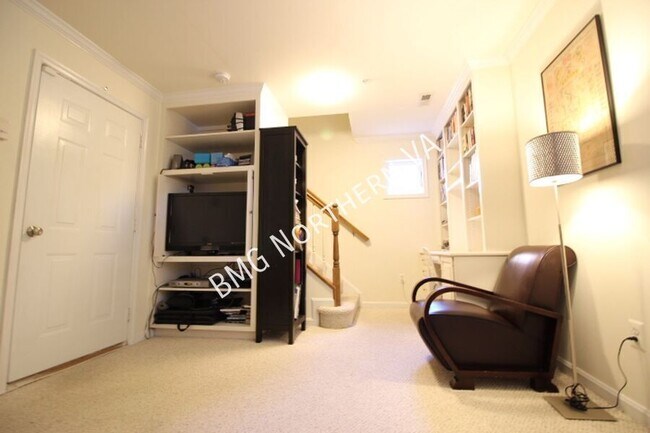 Building Photo - 2304 N Greenbrier Ct
