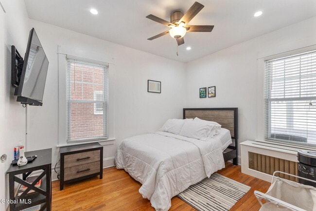 Building Photo - 106 N Pine Ave