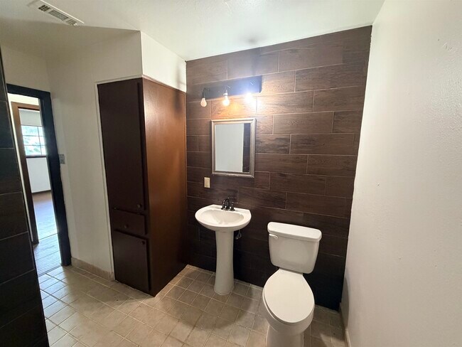 Building Photo - 699 Banyan Ct