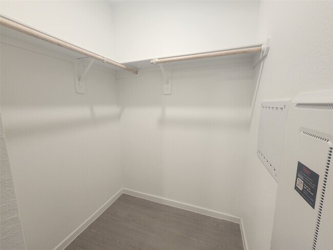 Building Photo - 906 Pertuso Ln