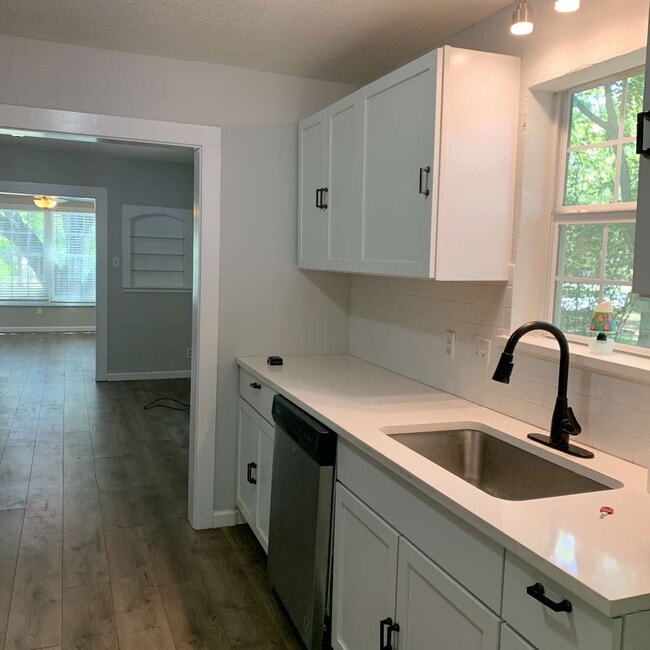 Building Photo - 505 E Heron St