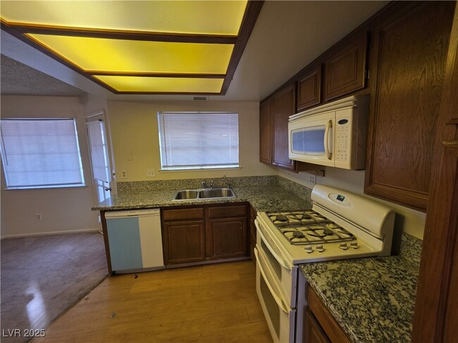 Building Photo - 321 S Bent Creek Dr