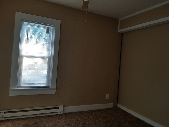 Building Photo - 1 Bedroom Ranch with Den