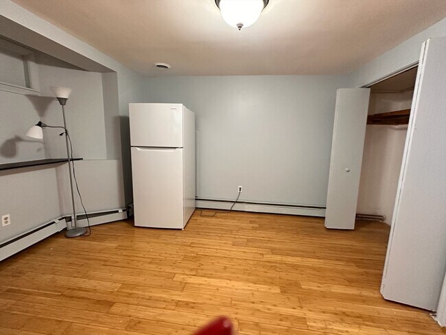 Building Photo - 474 E 7th St