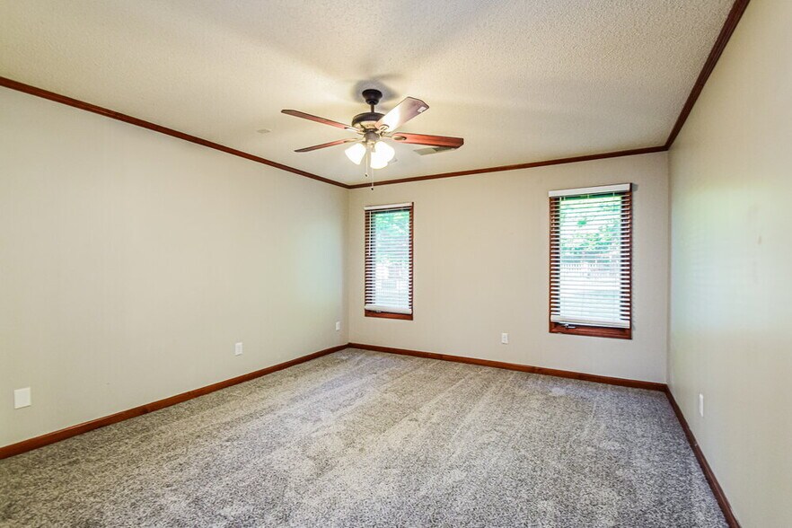 Building Photo - 7182 Golden Oaks Loop E