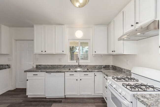 Building Photo - Beautifully updated 4 bed 2 bath Single Fa...