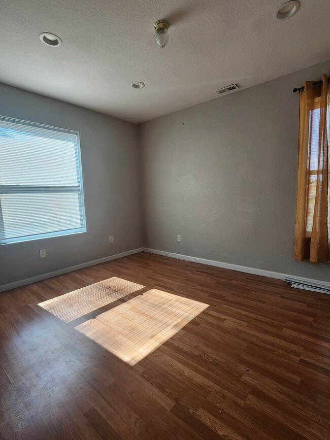 Building Photo - 5 Bedroom Home Alton
