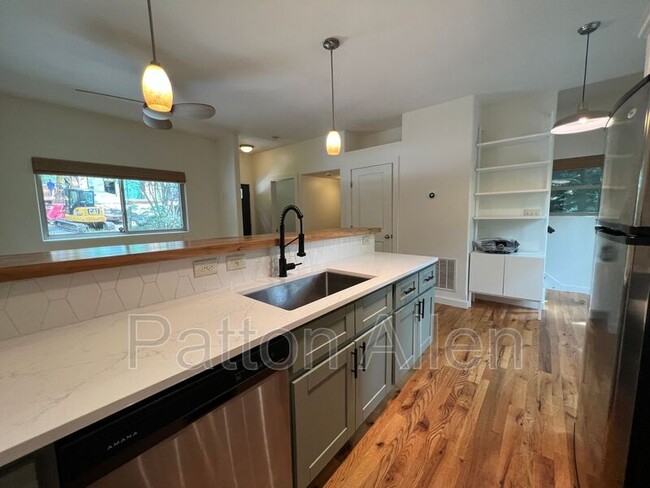 Building Photo - 103 Deaver St