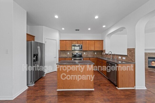 Building Photo - 9302 Mare Country