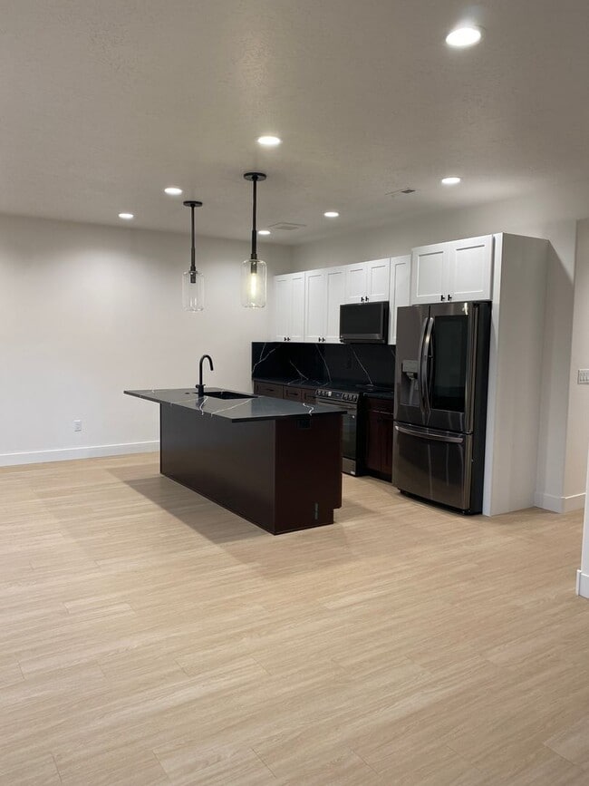 Building Photo - Townhome Driggs! 3 bedroom / 2.5 bath with...