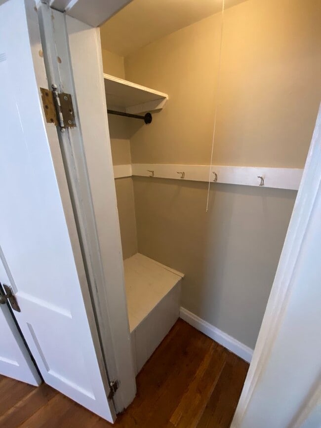 Building Photo - 3 Bedroom House - Grandview Area