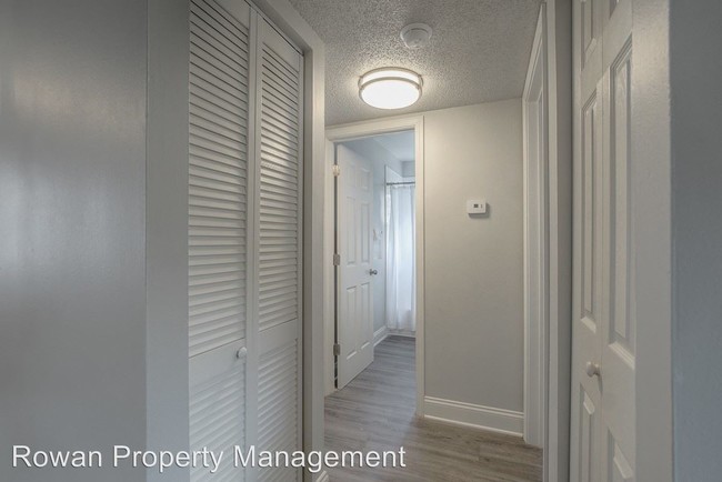 Building Photo - 2 br, 1 bath Apartment - 423-427 Maple Blvd.