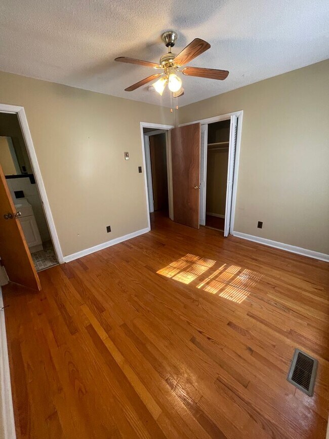 Building Photo - 105 Redwood Trail