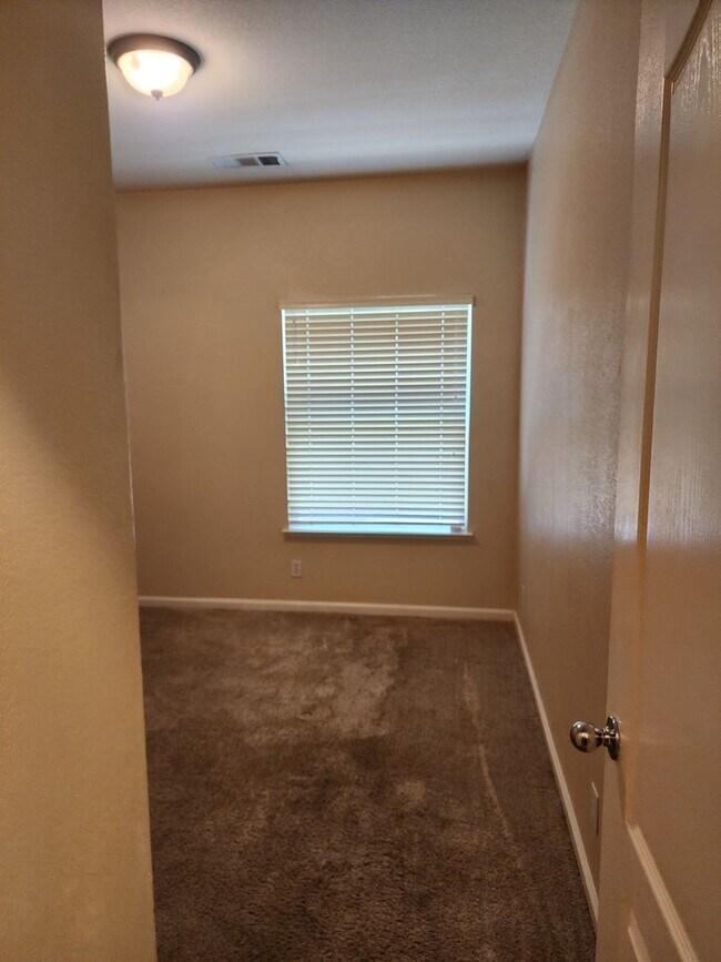 Building Photo - 4 bedroom 2 bathroom home Near Christofferson Pkwy Close to Walnut Elementary, Turlock Jr High Sc...