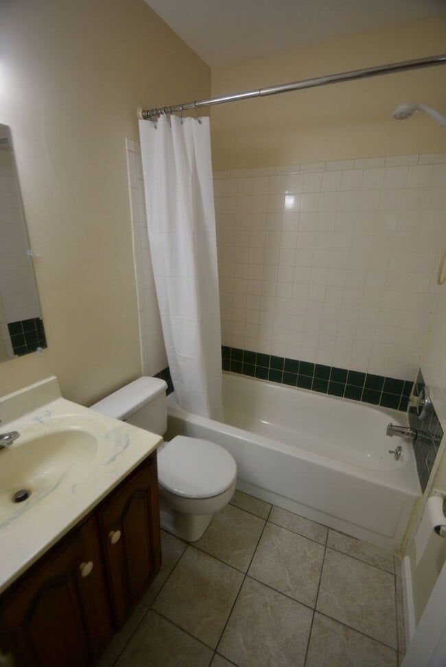 Building Photo - Great - 1 BEDROOM - Bright Open Floor Plan !!