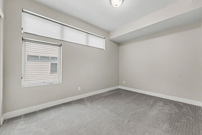 Building Photo - 2 Bed, 1 Bath Townhouse with Roof Top Deck
