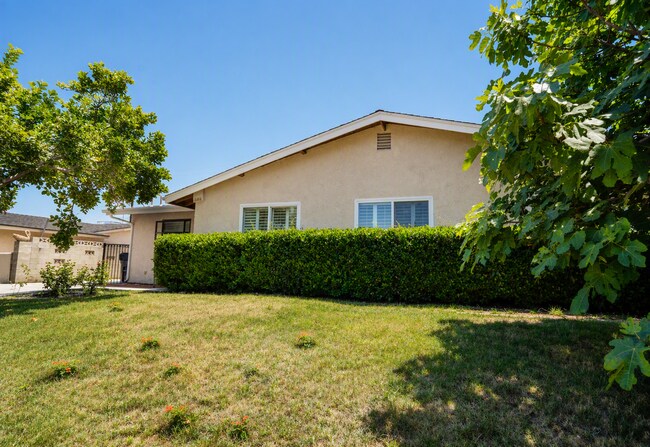 Building Photo - 220 Lilac Ct