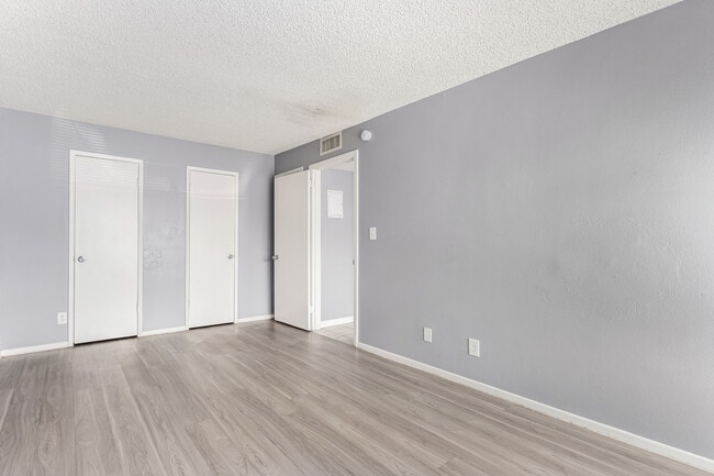 Building Photo - 2413 W Hazelwood St