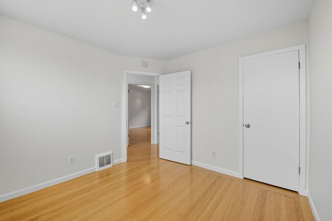 Building Photo - 805 Foerster St