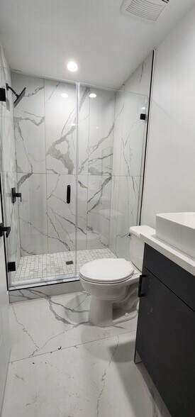 Building Photo - 5725 Klump Ave