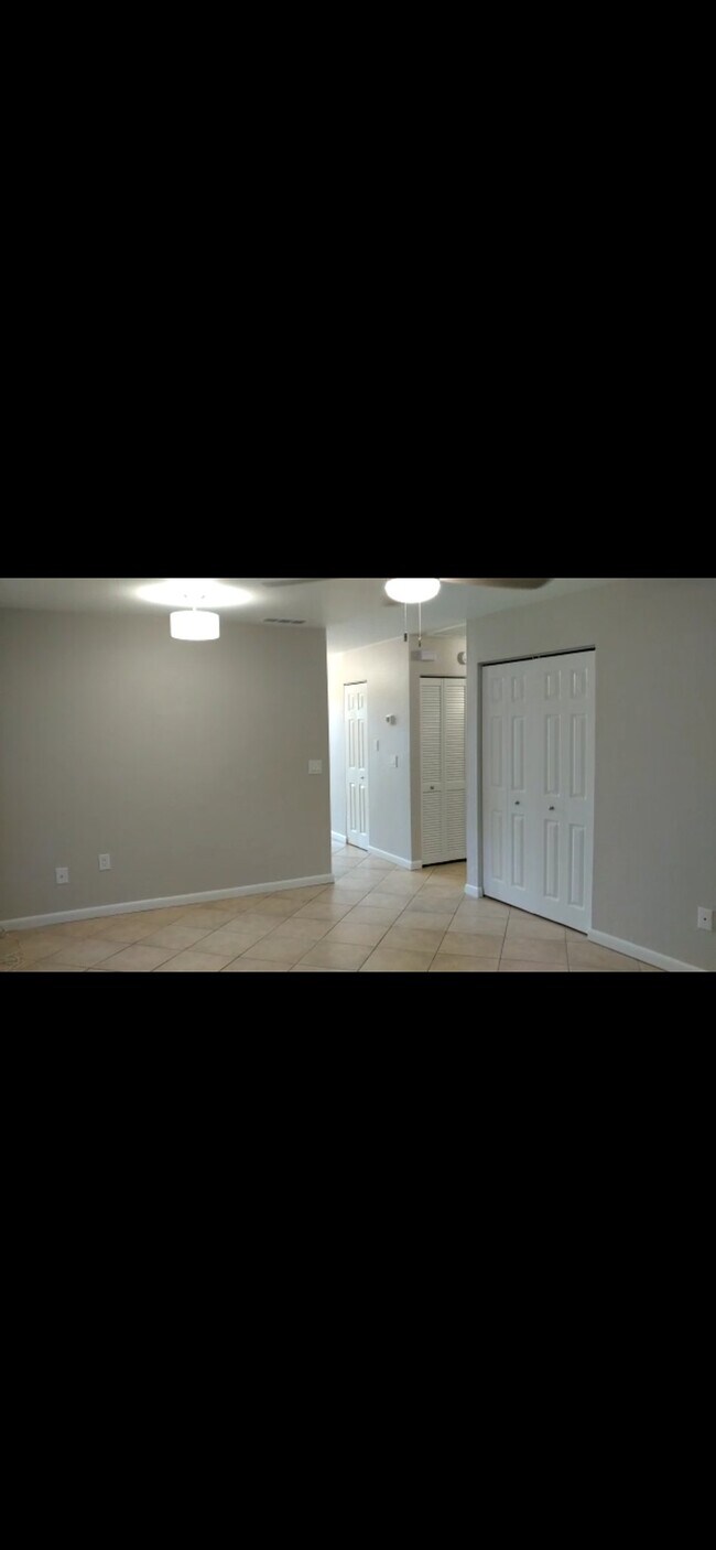 Building Photo - 1714 SW 68th Terrace