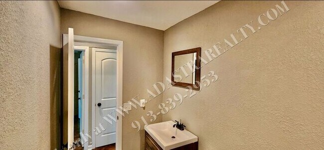 Building Photo - Nice Updated 3 Bed, 1 Bath in KCK-Availabl...