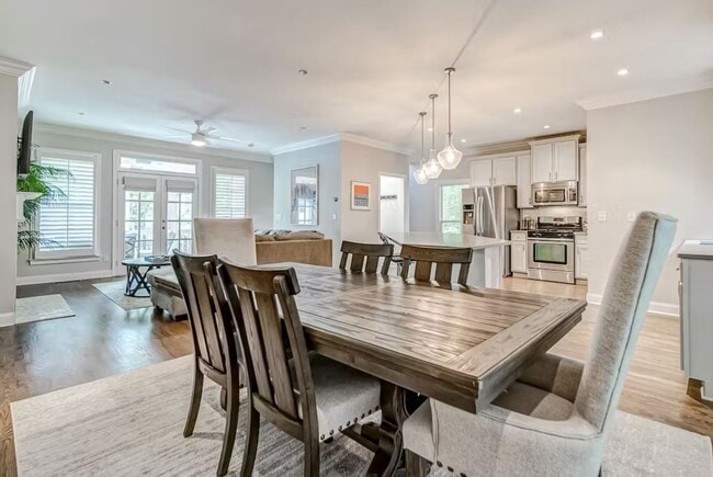 Building Photo - 739 Saint Charles Ave NE